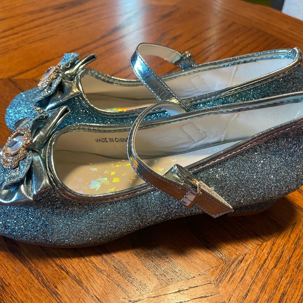 MAGIS LITTLE GIRLS DRESS SHOES Blue/Sparkle size 4 Worn once